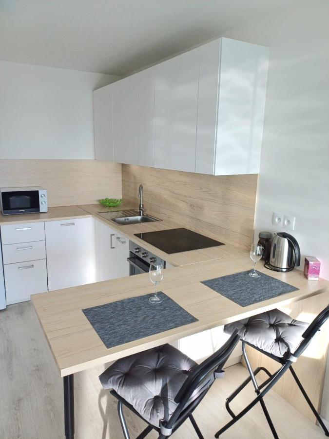 New Air-Conditioned Apartment 5 Minutes By Walk From The Airport With Free Garage Parking Bratislava Extérieur photo