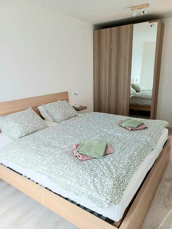 New Air-Conditioned Apartment 5 Minutes By Walk From The Airport With Free Garage Parking Bratislava Extérieur photo