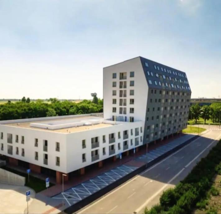 New Air-Conditioned Apartment 5 Minutes By Walk From The Airport With Free Garage Parking Bratislava Extérieur photo