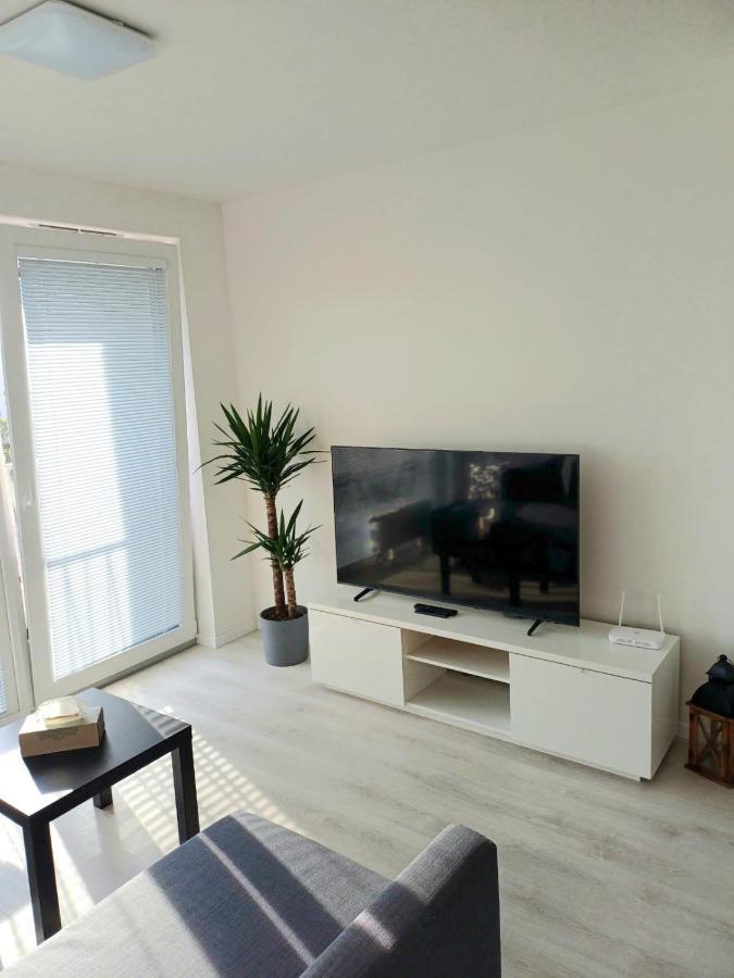 New Air-Conditioned Apartment 5 Minutes By Walk From The Airport With Free Garage Parking Bratislava Extérieur photo